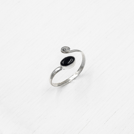 Серебряное кольцо на ногу с черным ониксом