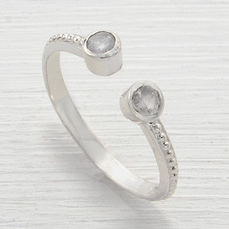 Открытое кольцо с лунным камнем