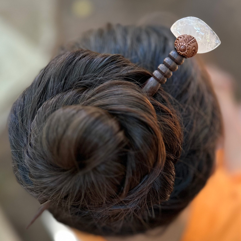 Деревянная заколка - шпилька с розовым кварцем овал