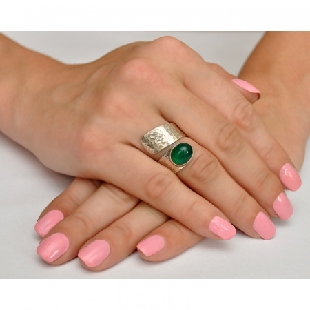 Кольцо чеканное «Фольга» с зеленым ониксом