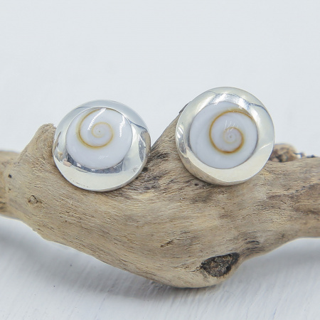 Серьги гвоздики с ракушкой «Shiva eye (Глаз Шивы) в серебряной окантовке»