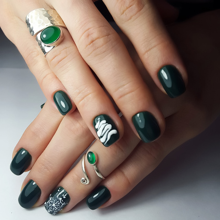 Кольцо чеканное «Фольга» с зеленым ониксом