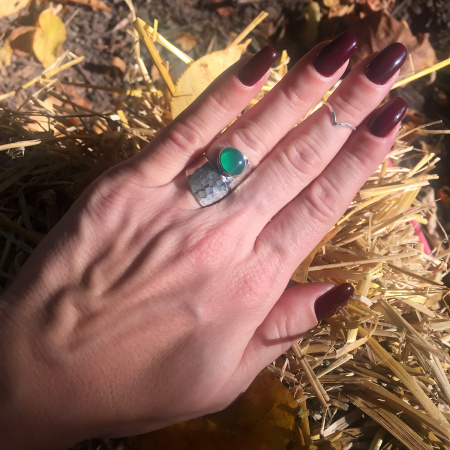 Кольцо чеканное «Фольга» с зеленым ониксом