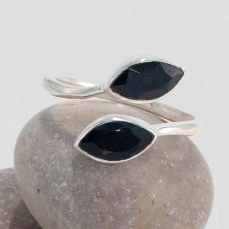 Открытое кольцо с двумя черными агатами