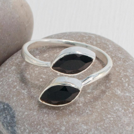 Открытое кольцо с двумя черными агатами