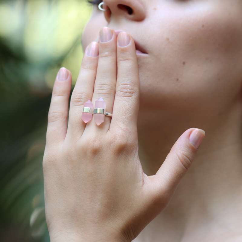 Открытое кольцо с кристаллами розового кварца