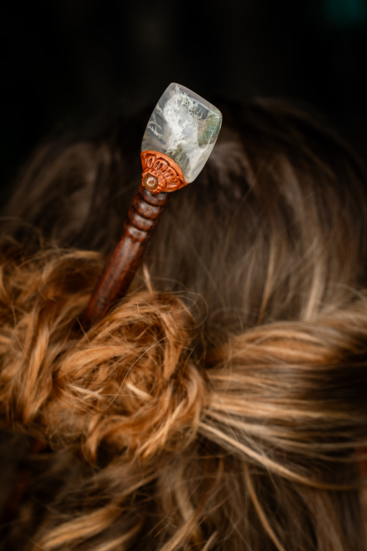 Деревянная заколка - шпилька с моховым агатом