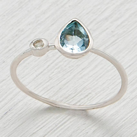 Тонкое кольцо с каплей голубого топаза