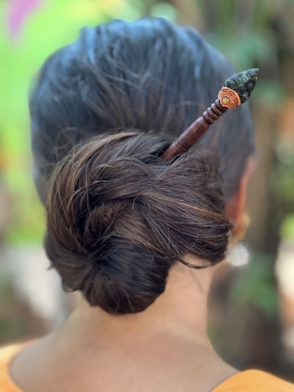 Деревянная заколка - шпилька со змеевиком